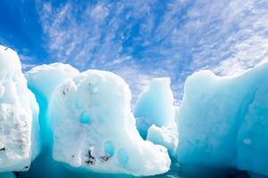 majestuoso hielo acantilados coronado por un frio atmósfera, enmarcado por el hermosa mar y cielo, prestidigitación un armonioso panorama de de la naturaleza glacial grandeza y oceánico esplendor foto