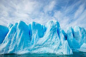 majestuoso hielo acantilados coronado por un frio atmósfera, enmarcado por el hermosa mar y cielo, prestidigitación un armonioso panorama de de la naturaleza glacial grandeza y oceánico esplendor foto