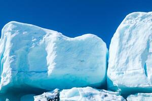 majestuoso hielo acantilados coronado por un frio atmósfera, enmarcado por el hermosa mar y cielo, prestidigitación un armonioso panorama de de la naturaleza glacial grandeza y oceánico esplendor foto