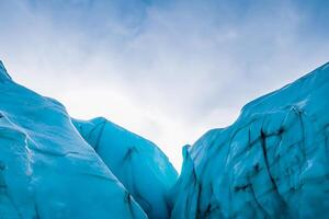 majestuoso hielo acantilados coronado por un frio atmósfera, enmarcado por el hermosa mar y cielo, prestidigitación un armonioso panorama de de la naturaleza glacial grandeza y oceánico esplendor foto