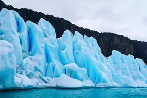 majestuoso hielo acantilados coronado por un frio atmósfera, enmarcado por el hermosa mar y cielo, prestidigitación un armonioso panorama de de la naturaleza glacial grandeza y oceánico esplendor foto