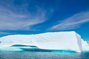 majestuoso hielo acantilados coronado por un frio atmósfera, enmarcado por el hermosa mar y cielo, prestidigitación un armonioso panorama de de la naturaleza glacial grandeza y oceánico esplendor foto