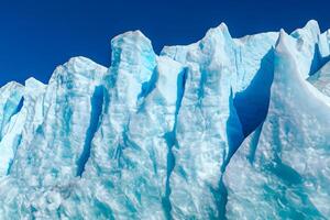 majestuoso hielo acantilados coronado por un frio atmósfera, enmarcado por el hermosa mar y cielo, prestidigitación un armonioso panorama de de la naturaleza glacial grandeza y oceánico esplendor foto