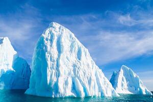 majestuoso hielo acantilados coronado por un frio atmósfera, enmarcado por el hermosa mar y cielo, prestidigitación un armonioso panorama de de la naturaleza glacial grandeza y oceánico esplendor foto