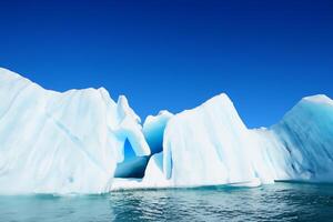 majestuoso hielo acantilados coronado por un frio atmósfera, enmarcado por el hermosa mar y cielo, prestidigitación un armonioso panorama de de la naturaleza glacial grandeza y oceánico esplendor foto