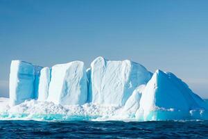 majestuoso hielo acantilados coronado por un frio atmósfera, enmarcado por el hermosa mar y cielo, prestidigitación un armonioso panorama de de la naturaleza glacial grandeza y oceánico esplendor foto