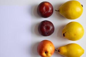 tarjeta y blanco papel Bosquejo armonizado con Fresco fruta, elaboración un visual sinfonía de ingenioso diseño y culinario deleitar, dónde saludable ingredientes unir en un banquete de vibrante imágenes foto