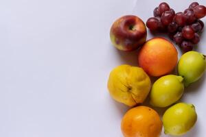 tarjeta y blanco papel Bosquejo armonizado con Fresco fruta, elaboración un visual sinfonía de ingenioso diseño y culinario deleitar, dónde saludable ingredientes unir en un banquete de vibrante imágenes foto