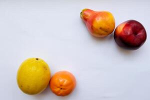 tarjeta y blanco papel Bosquejo armonizado con Fresco fruta, elaboración un visual sinfonía de ingenioso diseño y culinario deleitar, dónde saludable ingredientes unir en un banquete de vibrante imágenes foto