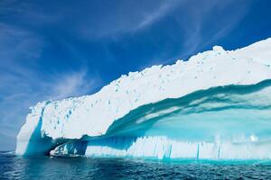 majestuoso hielo acantilados coronado por un frio atmósfera, enmarcado por el hermosa mar y cielo, prestidigitación un armonioso panorama de de la naturaleza glacial grandeza y oceánico esplendor foto