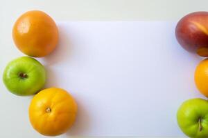 tarjeta y blanco papel Bosquejo armonizado con Fresco fruta, elaboración un visual sinfonía de ingenioso diseño y culinario deleitar, dónde saludable ingredientes unir en un banquete de vibrante imágenes foto