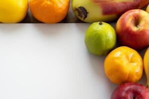 tarjeta y blanco papel Bosquejo armonizado con Fresco fruta, elaboración un visual sinfonía de ingenioso diseño y culinario deleitar, dónde saludable ingredientes unir en un banquete de vibrante imágenes foto