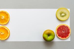 tarjeta y blanco papel Bosquejo armonizado con Fresco fruta, elaboración un visual sinfonía de ingenioso diseño y culinario deleitar, dónde saludable ingredientes unir en un banquete de vibrante imágenes foto