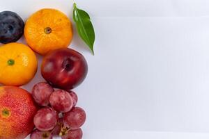 tarjeta y blanco papel Bosquejo armonizado con Fresco fruta, elaboración un visual sinfonía de ingenioso diseño y culinario deleitar, dónde saludable ingredientes unir en un banquete de vibrante imágenes foto