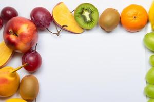 tarjeta y blanco papel Bosquejo armonizado con Fresco fruta, elaboración un visual sinfonía de ingenioso diseño y culinario deleitar, dónde saludable ingredientes unir en un banquete de vibrante imágenes foto