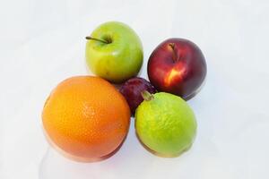 tarjeta y blanco papel Bosquejo armonizado con Fresco fruta, elaboración un visual sinfonía de ingenioso diseño y culinario deleitar, dónde saludable ingredientes unir en un banquete de vibrante imágenes foto