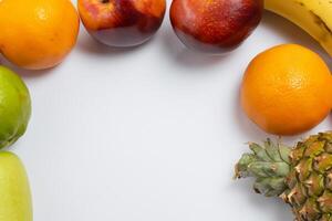 tarjeta y blanco papel Bosquejo armonizado con Fresco fruta, elaboración un visual sinfonía de ingenioso diseño y culinario deleitar, dónde saludable ingredientes unir en un banquete de vibrante imágenes foto