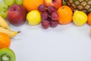 tarjeta y blanco papel Bosquejo armonizado con Fresco fruta, elaboración un visual sinfonía de ingenioso diseño y culinario deleitar, dónde saludable ingredientes unir en un banquete de vibrante imágenes foto