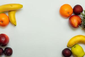 tarjeta y blanco papel Bosquejo armonizado con Fresco fruta, elaboración un visual sinfonía de ingenioso diseño y culinario deleitar, dónde saludable ingredientes unir en un banquete de vibrante imágenes foto