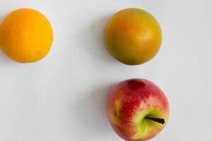 tarjeta y blanco papel Bosquejo armonizado con Fresco fruta, elaboración un visual sinfonía de ingenioso diseño y culinario deleitar, dónde saludable ingredientes unir en un banquete de vibrante imágenes foto