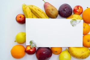 tarjeta y blanco papel Bosquejo armonizado con Fresco fruta, elaboración un visual sinfonía de ingenioso diseño y culinario deleitar, dónde saludable ingredientes unir en un banquete de vibrante imágenes foto