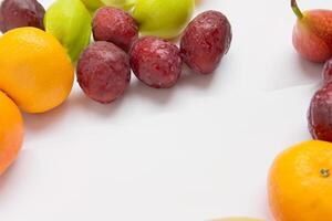 tarjeta y blanco papel Bosquejo armonizado con Fresco fruta, elaboración un visual sinfonía de ingenioso diseño y culinario deleitar, dónde saludable ingredientes unir en un banquete de vibrante imágenes foto