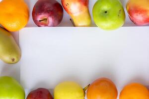 tarjeta y blanco papel Bosquejo armonizado con Fresco fruta, elaboración un visual sinfonía de ingenioso diseño y culinario deleitar, dónde saludable ingredientes unir en un banquete de vibrante imágenes foto