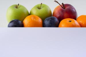 tarjeta y blanco papel Bosquejo armonizado con Fresco fruta, elaboración un visual sinfonía de ingenioso diseño y culinario deleitar, dónde saludable ingredientes unir en un banquete de vibrante imágenes foto