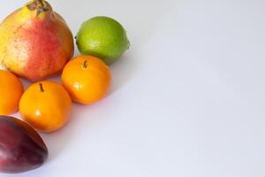 tarjeta y blanco papel Bosquejo armonizado con Fresco fruta, elaboración un visual sinfonía de ingenioso diseño y culinario deleitar, dónde saludable ingredientes unir en un banquete de vibrante imágenes foto