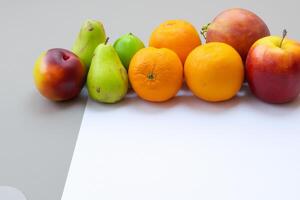 tarjeta y blanco papel Bosquejo armonizado con Fresco fruta, elaboración un visual sinfonía de ingenioso diseño y culinario deleitar, dónde saludable ingredientes unir en un banquete de vibrante imágenes foto