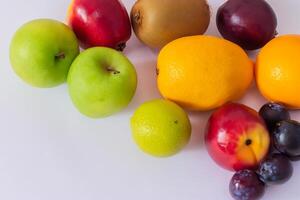 tarjeta y blanco papel Bosquejo armonizado con Fresco fruta, elaboración un visual sinfonía de ingenioso diseño y culinario deleitar, dónde saludable ingredientes unir en un banquete de vibrante imágenes foto