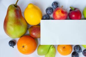 tarjeta y blanco papel Bosquejo armonizado con Fresco fruta, elaboración un visual sinfonía de ingenioso diseño y culinario deleitar, dónde saludable ingredientes unir en un banquete de vibrante imágenes foto