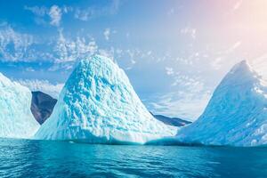 majestuoso hielo acantilados coronado por un frio atmósfera, enmarcado por el hermosa mar y cielo, prestidigitación un armonioso panorama de de la naturaleza glacial grandeza y oceánico esplendor foto