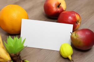 tarjeta y blanco papel Bosquejo armonizado con Fresco fruta, elaboración un visual sinfonía de ingenioso diseño y culinario deleitar, dónde saludable ingredientes unir en un banquete de vibrante imágenes foto