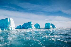 majestuoso hielo acantilados coronado por un frio atmósfera, enmarcado por el hermosa mar y cielo, prestidigitación un armonioso panorama de de la naturaleza glacial grandeza y oceánico esplendor foto