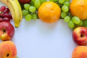 tarjeta y blanco papel Bosquejo armonizado con Fresco fruta, elaboración un visual sinfonía de ingenioso diseño y culinario deleitar, dónde saludable ingredientes unir en un banquete de vibrante imágenes foto