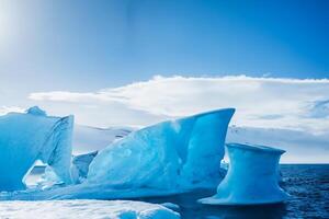 majestuoso hielo acantilados coronado por un frio atmósfera, enmarcado por el hermosa mar y cielo, prestidigitación un armonioso panorama de de la naturaleza glacial grandeza y oceánico esplendor foto
