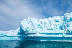 majestuoso hielo acantilados coronado por un frio atmósfera, enmarcado por el hermosa mar y cielo, prestidigitación un armonioso panorama de de la naturaleza glacial grandeza y oceánico esplendor foto