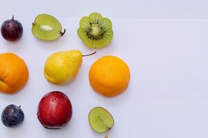 tarjeta y blanco papel Bosquejo armonizado con Fresco fruta, elaboración un visual sinfonía de ingenioso diseño y culinario deleitar, dónde saludable ingredientes unir en un banquete de vibrante imágenes foto