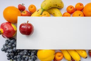 tarjeta y blanco papel Bosquejo armonizado con Fresco fruta, elaboración un visual sinfonía de ingenioso diseño y culinario deleitar, dónde saludable ingredientes unir en un banquete de vibrante imágenes foto