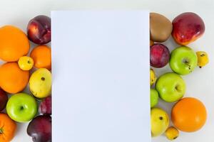 tarjeta y blanco papel Bosquejo armonizado con Fresco fruta, elaboración un visual sinfonía de ingenioso diseño y culinario deleitar, dónde saludable ingredientes unir en un banquete de vibrante imágenes foto