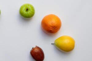 tarjeta y blanco papel Bosquejo armonizado con Fresco fruta, elaboración un visual sinfonía de ingenioso diseño y culinario deleitar, dónde saludable ingredientes unir en un banquete de vibrante imágenes foto