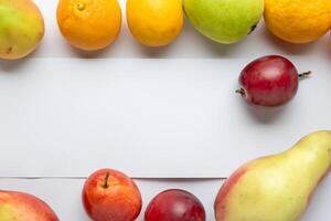 tarjeta y blanco papel Bosquejo armonizado con Fresco fruta, elaboración un visual sinfonía de ingenioso diseño y culinario deleitar, dónde saludable ingredientes unir en un banquete de vibrante imágenes foto