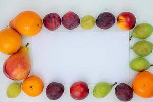 tarjeta y blanco papel Bosquejo armonizado con Fresco fruta, elaboración un visual sinfonía de ingenioso diseño y culinario deleitar, dónde saludable ingredientes unir en un banquete de vibrante imágenes foto