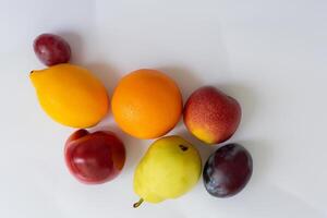 tarjeta y blanco papel Bosquejo armonizado con Fresco fruta, elaboración un visual sinfonía de ingenioso diseño y culinario deleitar, dónde saludable ingredientes unir en un banquete de vibrante imágenes foto