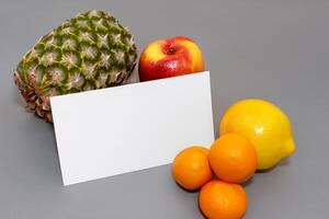 tarjeta y blanco papel Bosquejo armonizado con Fresco fruta, elaboración un visual sinfonía de ingenioso diseño y culinario deleitar, dónde saludable ingredientes unir en un banquete de vibrante imágenes foto