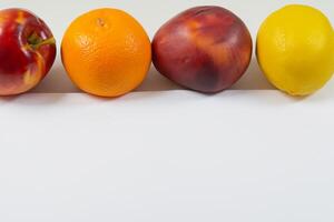 tarjeta y blanco papel Bosquejo armonizado con Fresco fruta, elaboración un visual sinfonía de ingenioso diseño y culinario deleitar, dónde saludable ingredientes unir en un banquete de vibrante imágenes foto