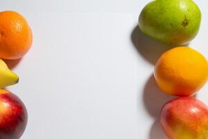 tarjeta y blanco papel Bosquejo armonizado con Fresco fruta, elaboración un visual sinfonía de ingenioso diseño y culinario deleitar, dónde saludable ingredientes unir en un banquete de vibrante imágenes foto