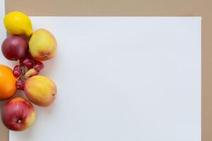 tarjeta y blanco papel Bosquejo armonizado con Fresco fruta, elaboración un visual sinfonía de ingenioso diseño y culinario deleitar, dónde saludable ingredientes unir en un banquete de vibrante imágenes foto