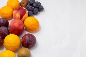 tarjeta y blanco papel Bosquejo armonizado con Fresco fruta, elaboración un visual sinfonía de ingenioso diseño y culinario deleitar, dónde saludable ingredientes unir en un banquete de vibrante imágenes foto